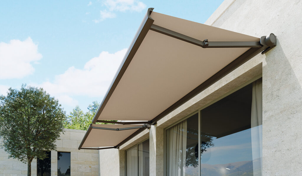 Toldo cofre beige extendido sobre el porche de una vivienda