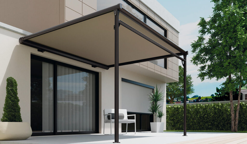 Toldo cofre instalado sobre la terraza de una vivienda moderna