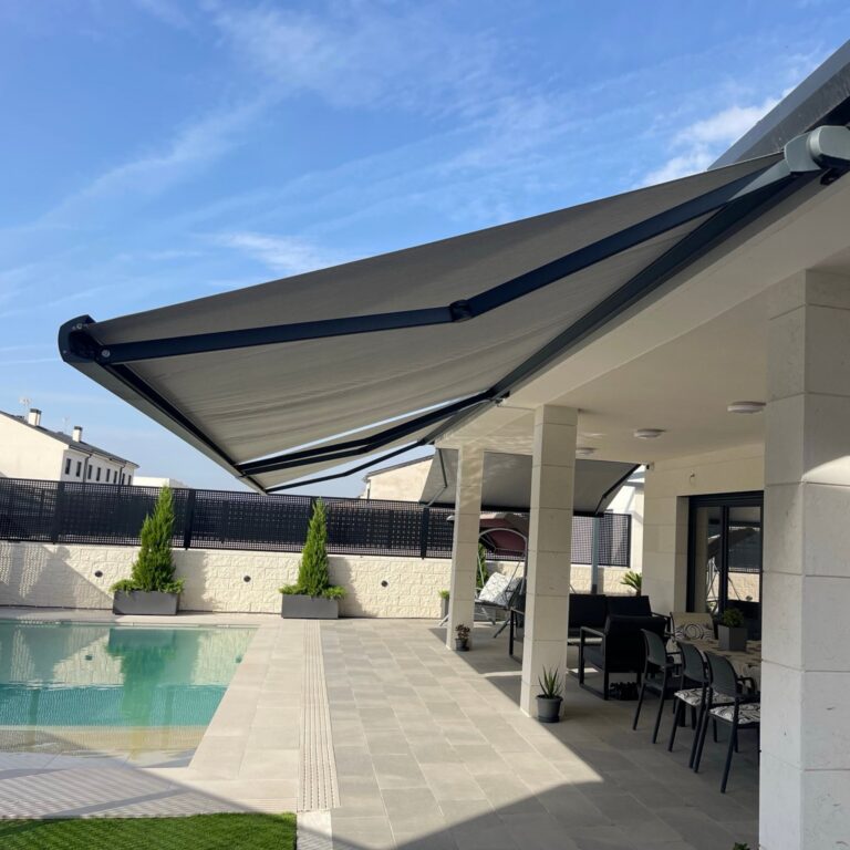 Toldo cofre Ares extendido sobre una terraza con piscina