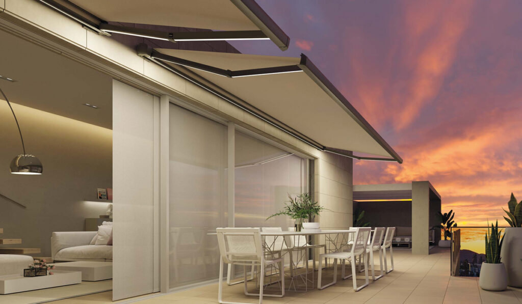 Toldo cofre extendido sobre una terraza al atardecer