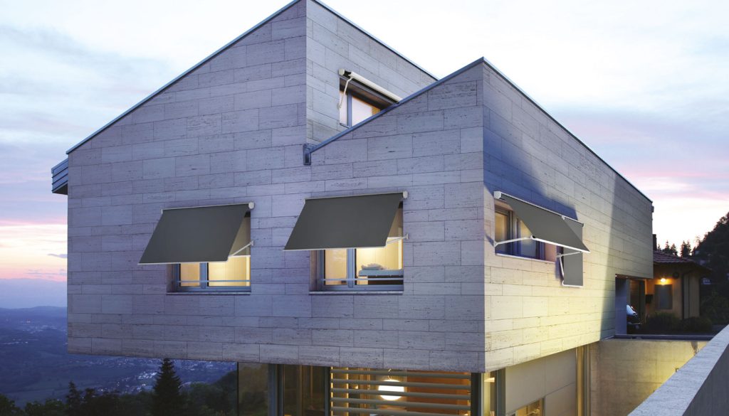 Toldos cofre Desert instalados en las ventanas de una vivienda